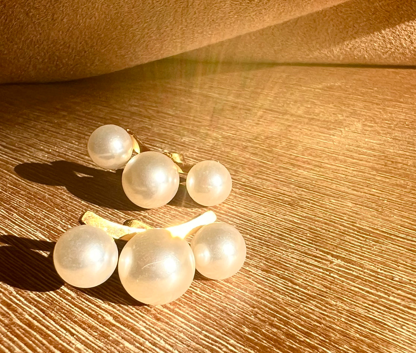 Pearl Clutched Studs