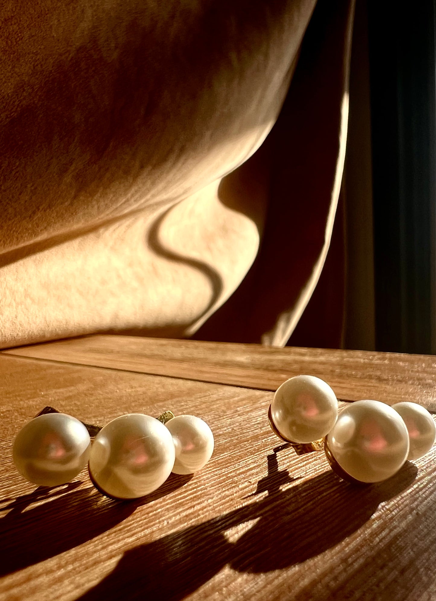 Pearl Clutched Studs